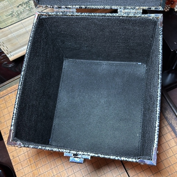 Black Silver Snake Skin Reptile Makeup Hair Tools Carrier Case 8.5”Hx7.5”Dx7”L - Picture 4 of 10